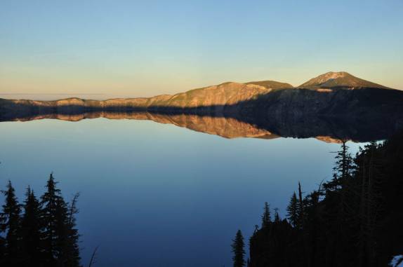 Fantástico entardecer no Crater Lake, no sul do Oregon, estado da costa oeste dos Estados Unidos
